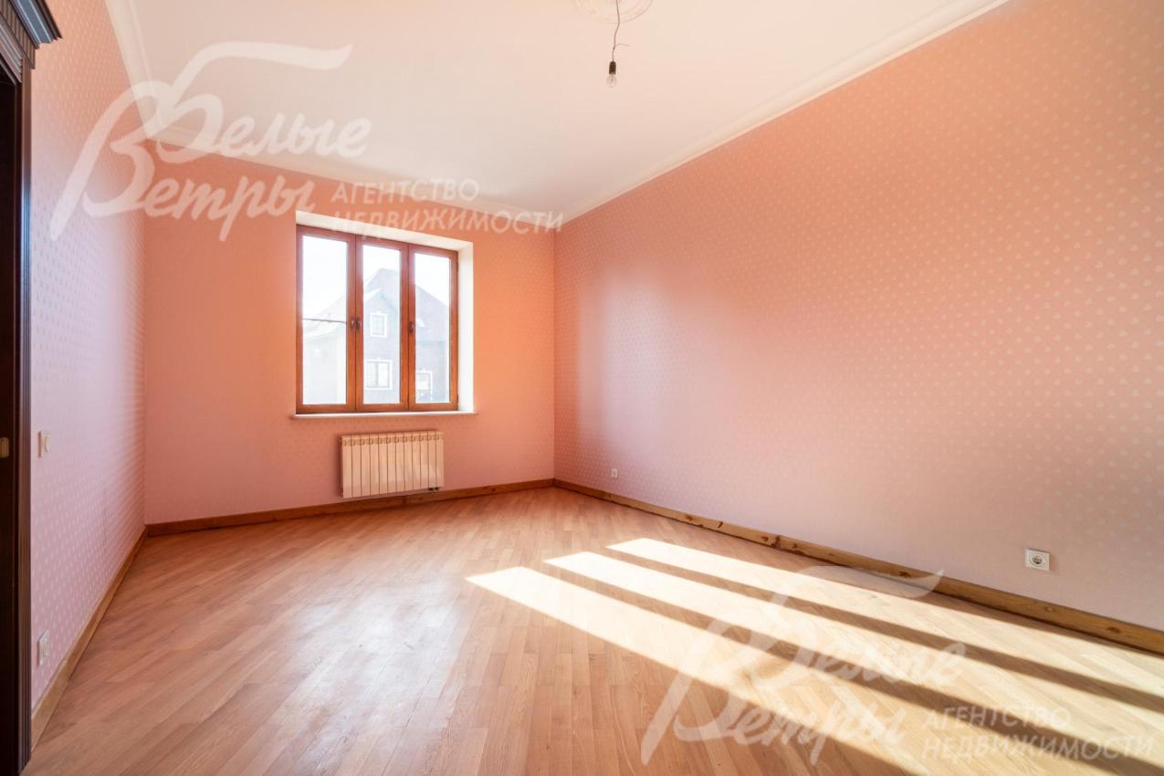 На втором этаже - 3 жилых комнаты, в том числе мастер-спальня  с санузлом и возможностью сделать гардеробную