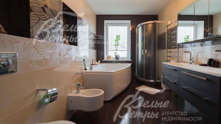 Санузел в мастер спальне с ванной и душевой