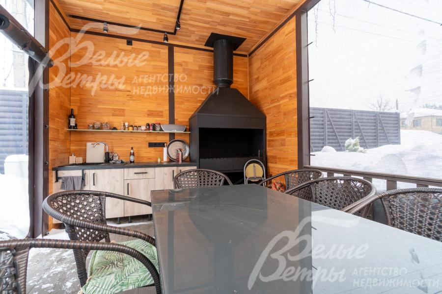 На участке построена беседка барбекю с летним водопроводом, мангалом, двумя газовыми обогревателями