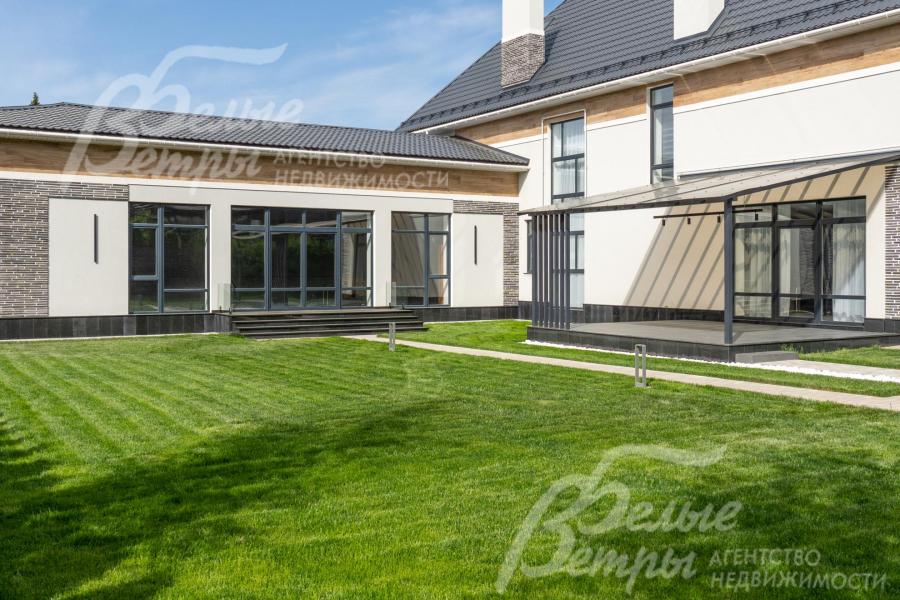 Слева - СПА-зона с панорамными окнами, справа - летняя крытая терраса