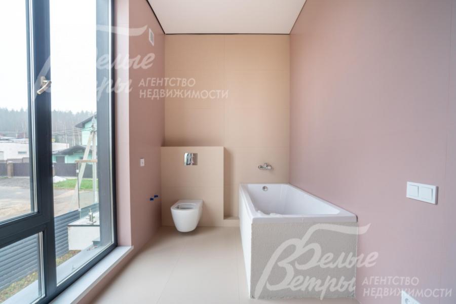 Санузел мастер-спальни с панорамным окном и ванной