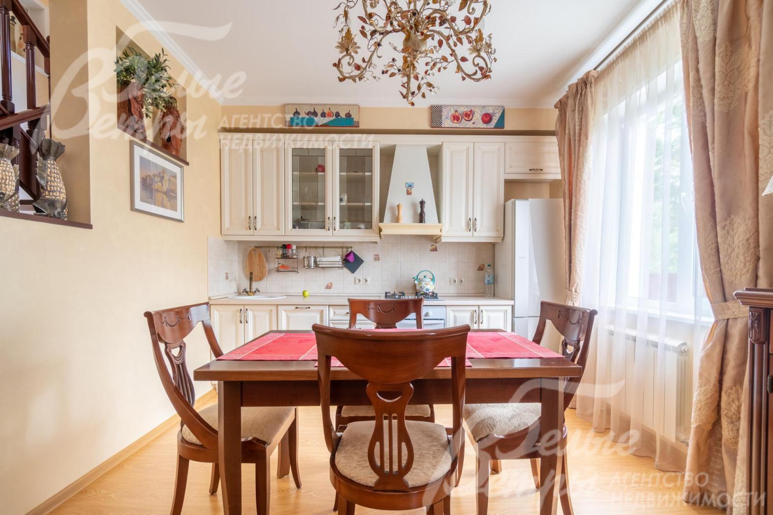 На кухне - встроенная бытовая техника: посудомоечная машина Bosch, газовая плита Siemens, холодильник Gorenje