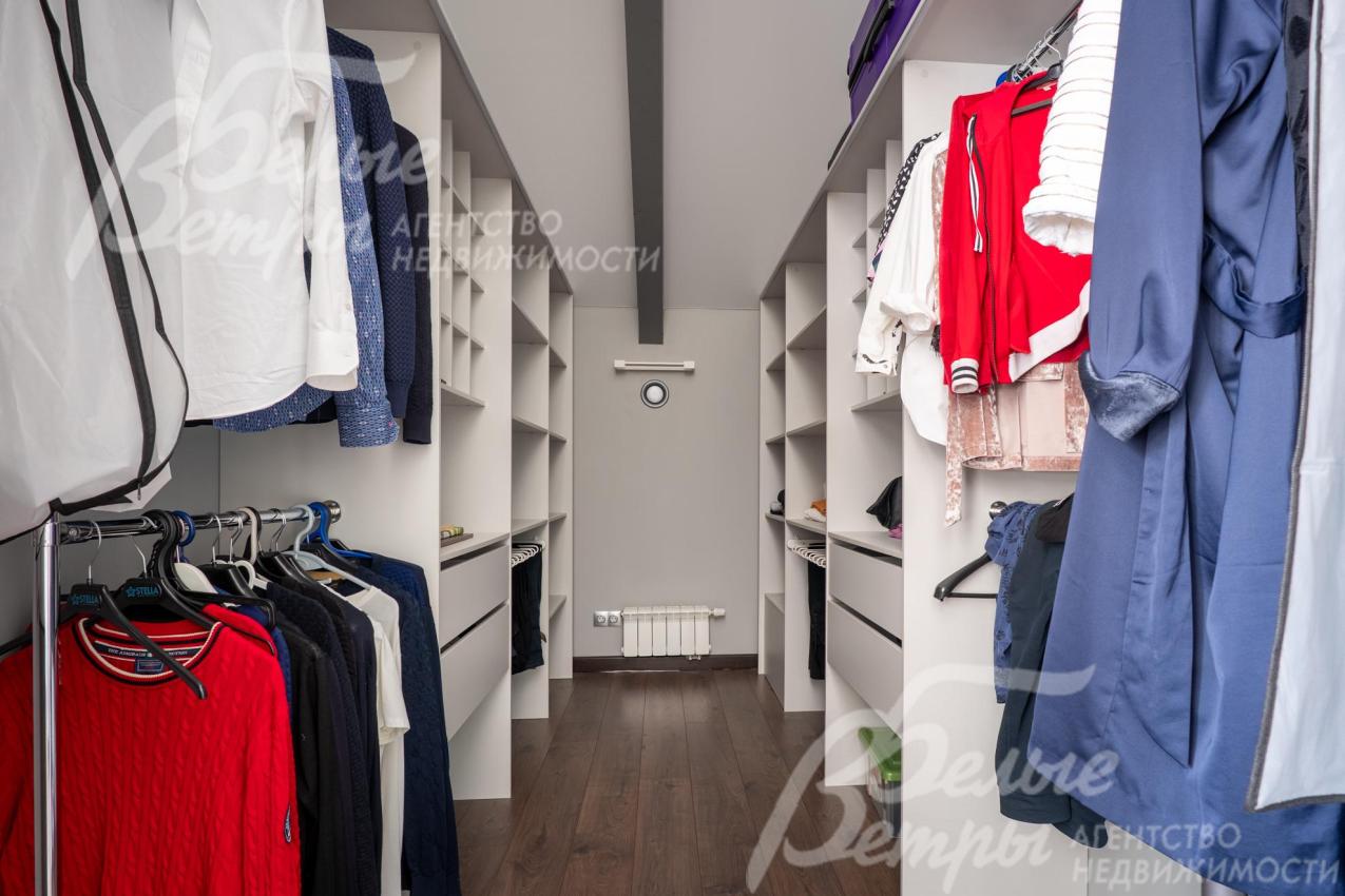 В мастер-блоке находится гардеробная площадью 8,5 кв.м с функциональной системой хранения