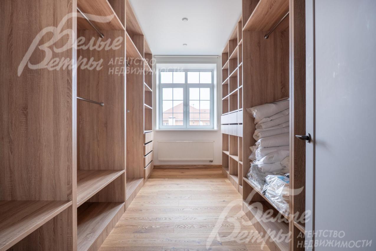 Большая гардеробная на 2-ом этаже