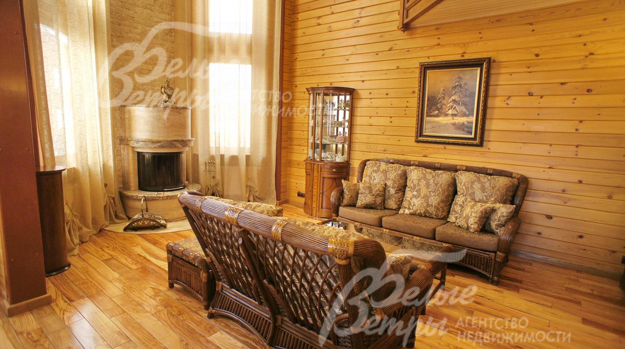 Высокая гостиная с камином 23 кв.м