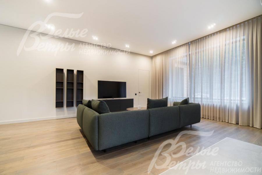 Площадь гостиной - 79 кв.м, высота потолков в доме - от 3,4 м до 4,8 м