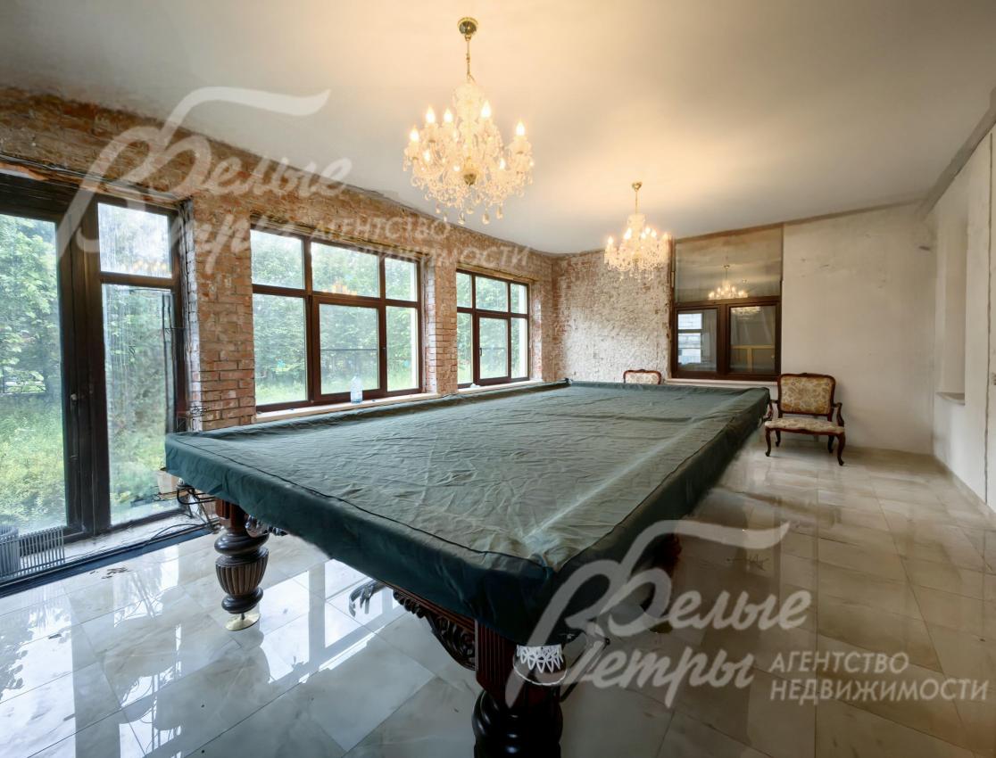 Бильярдная расположена в теплой закрытой террасе. 