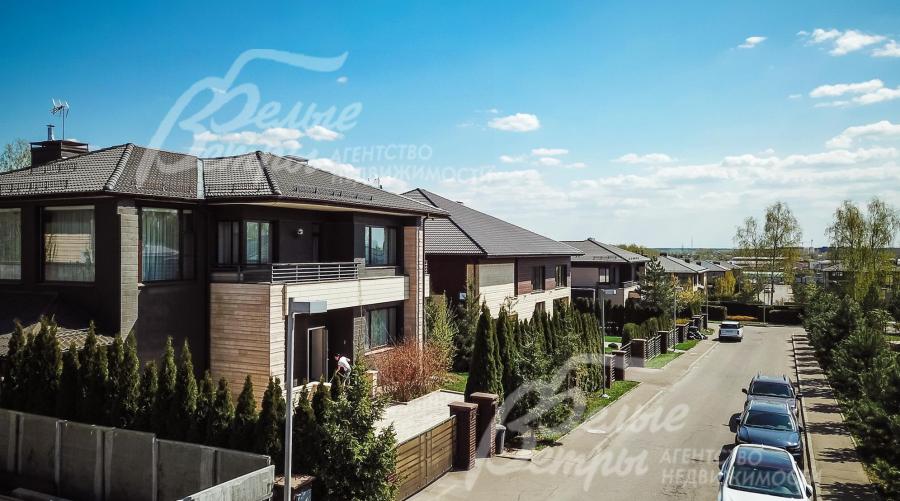 Широкие улицы и тротуары.