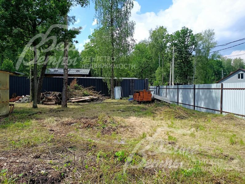 Участок расположен в центре коттеджного посёлка в тихом месте, отдалённом от шума дорог