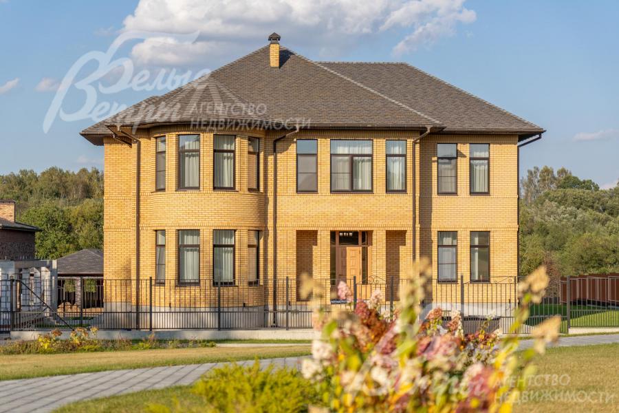 Участок расположен рядом выходом на прогулочную набережную вдоль реки Десна и рядом с прилеском