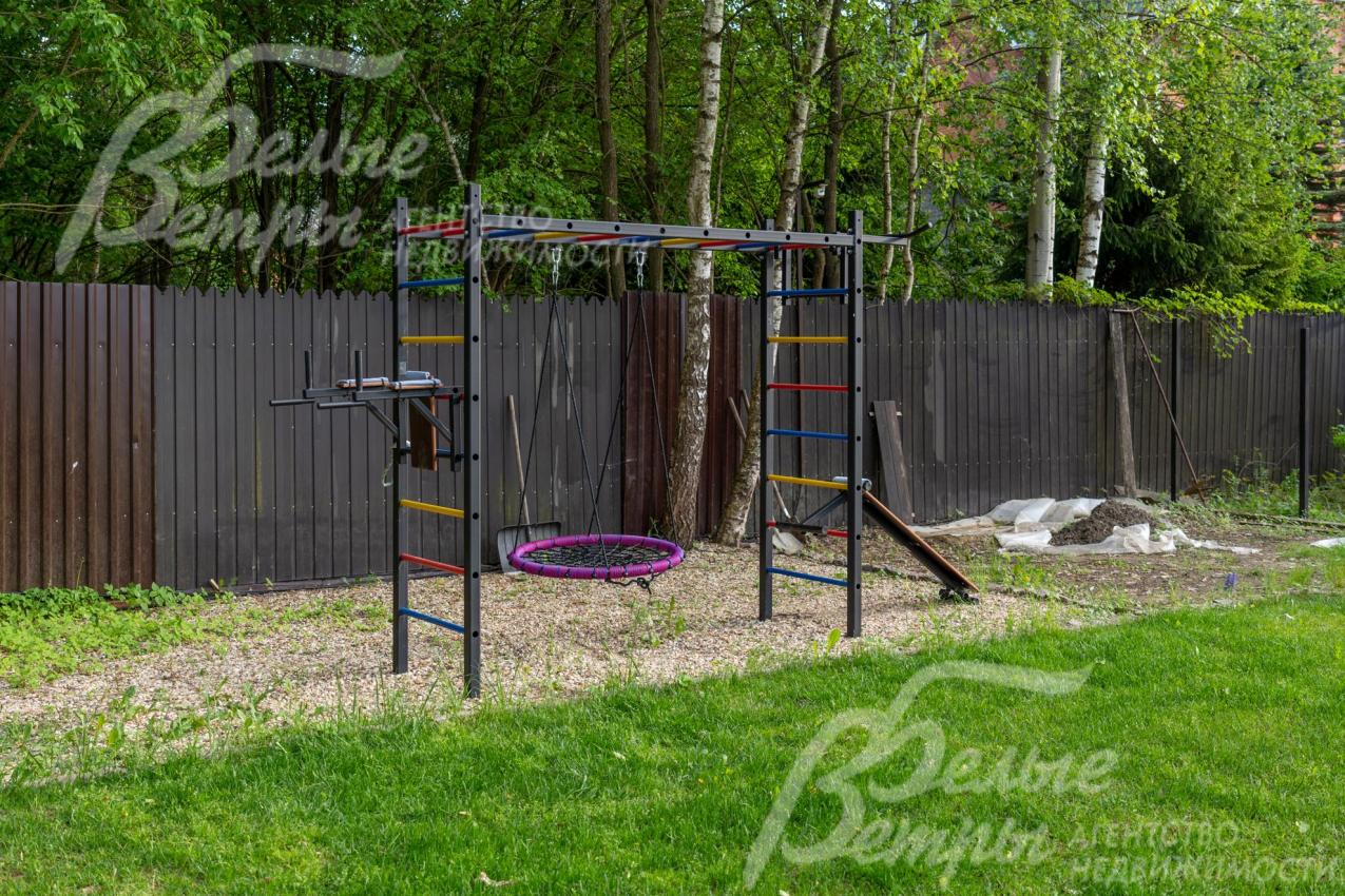 На территории участке установлены детские качели
