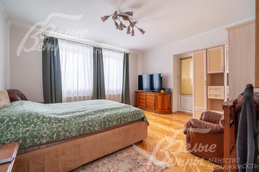 Спальня дополнена вместительным шкафом и тумбой в телевизором