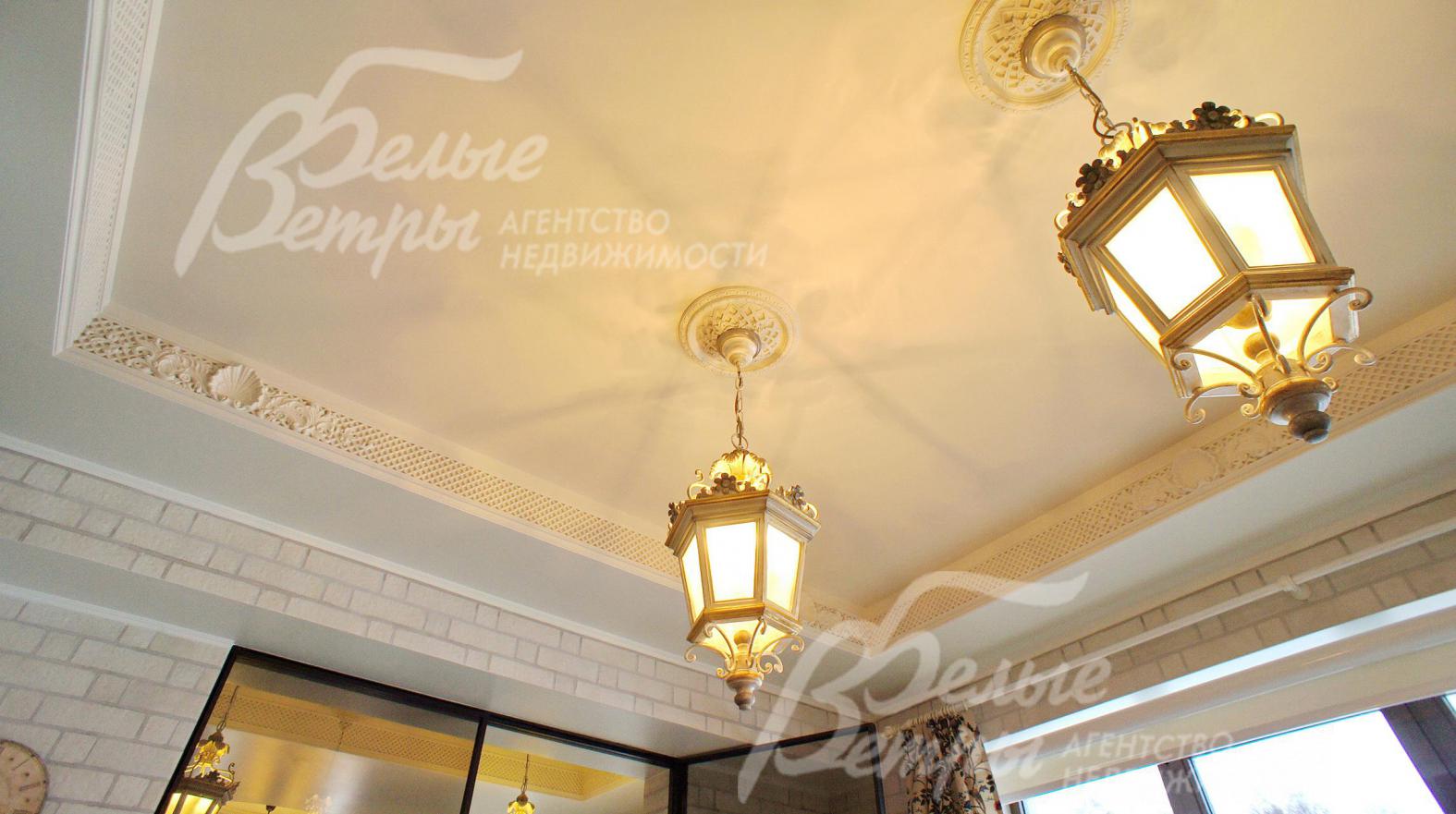 На потолке лепнина из Французского гипса.