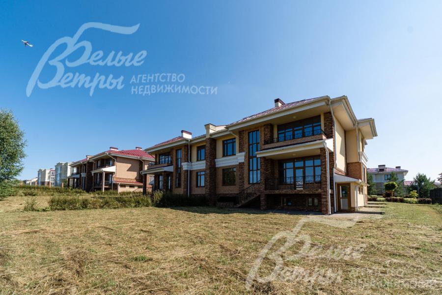 Выход из гостиной на крытую террасу и во двор