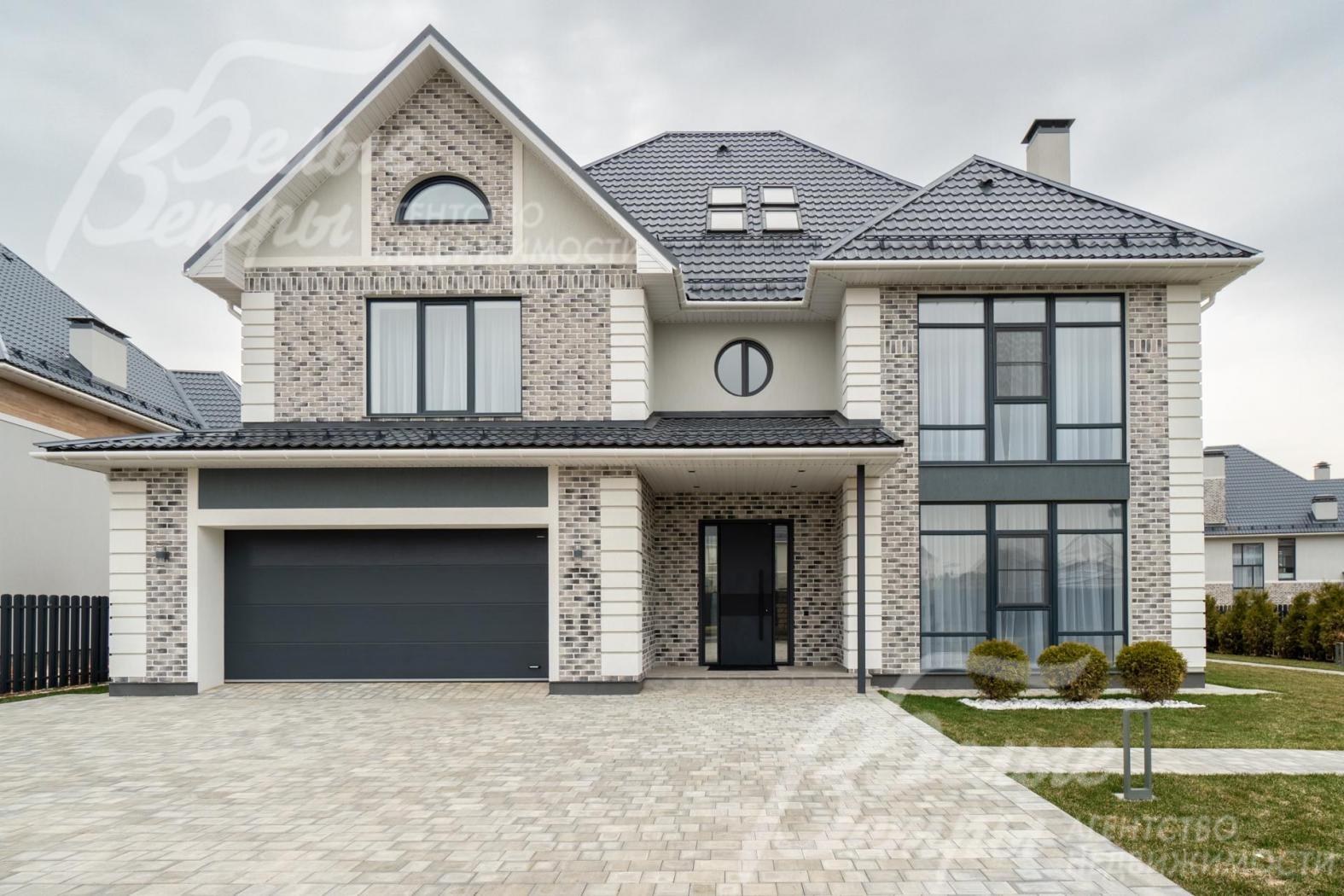 Дом в современном архитектурном стиле с элементами американской классики с панорамным остеклением и отделкой под ключ