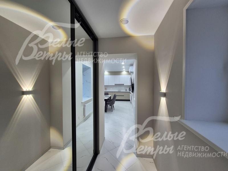 В холле вместительный шкаф с зеркалами