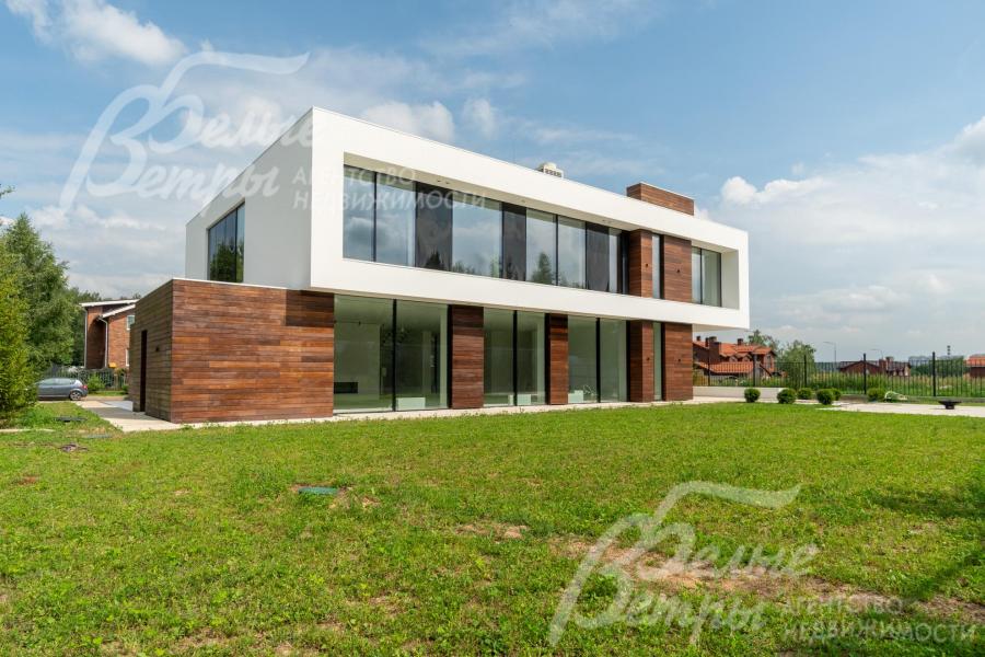 Участок - угловой, находит в конце коттеджного посёлка у леса