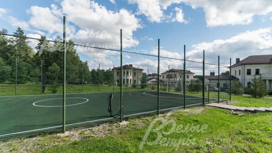 Спортивная многофункциональная площадка в поселке Идиллия