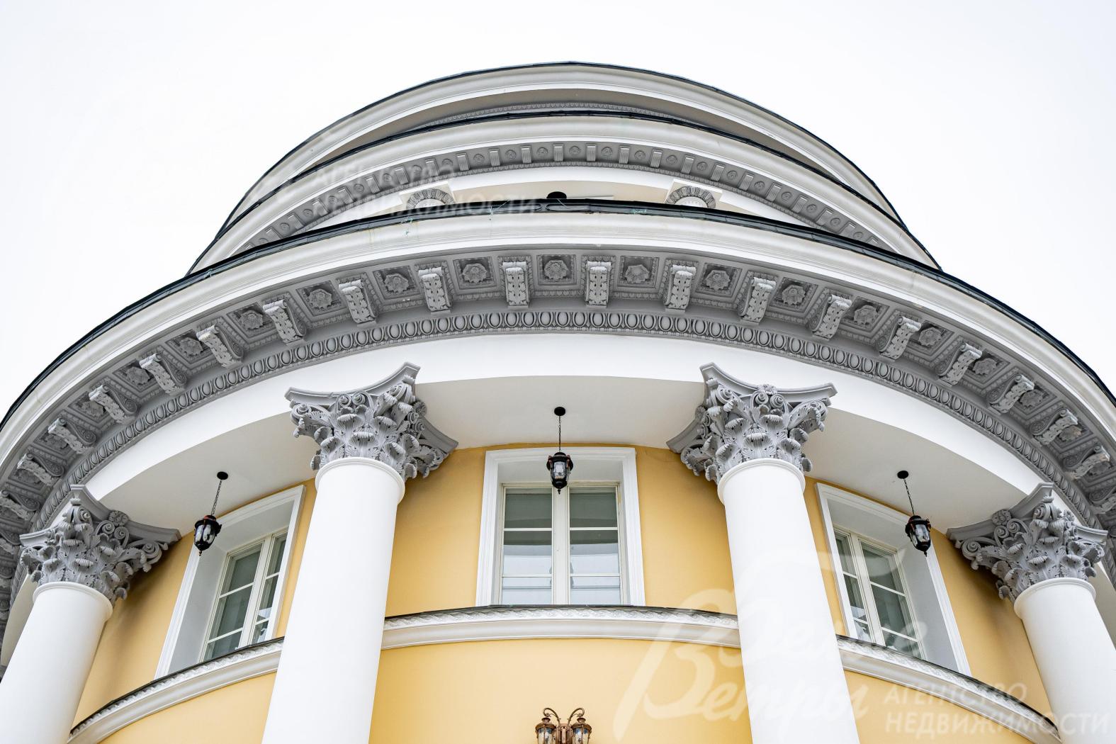 Внешняя отделка усадьбы - образец классической дворцовой архитектуры