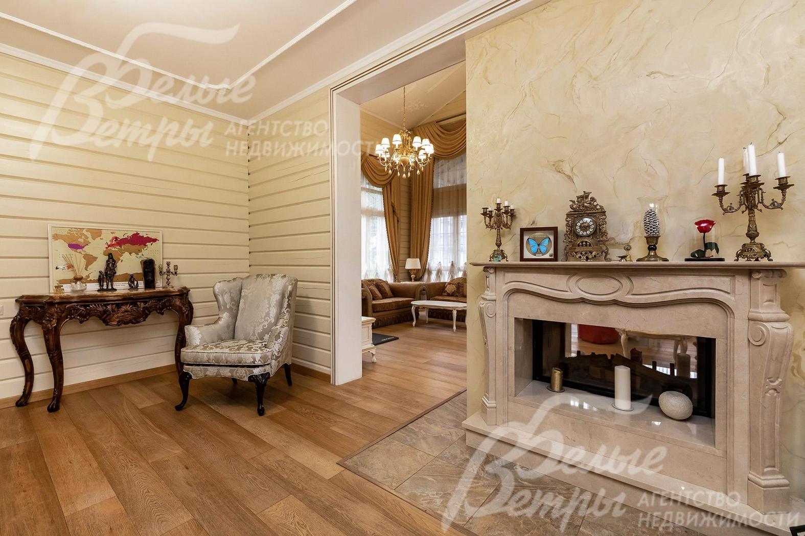 Портал камина и часть противоположной стены отделаны мрамором