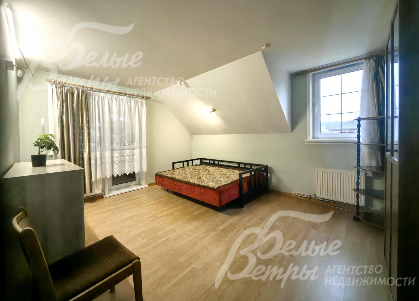 Спальня на 2-ом этаже с выходом на балкон