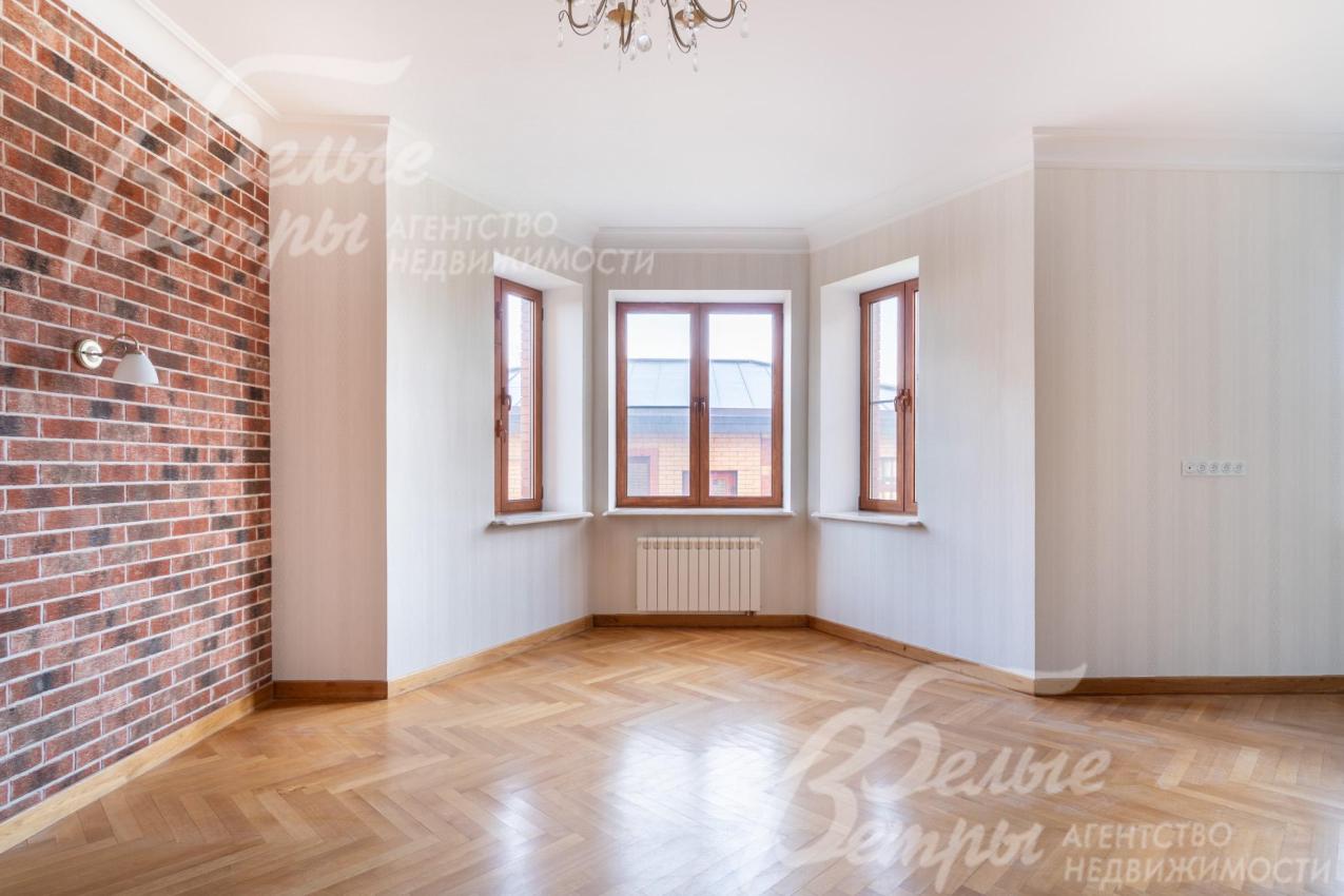 В доме несколько элегантных эркеров с окнами: например, в зоне кухни можно разместить обеденную группу или место для отдыха