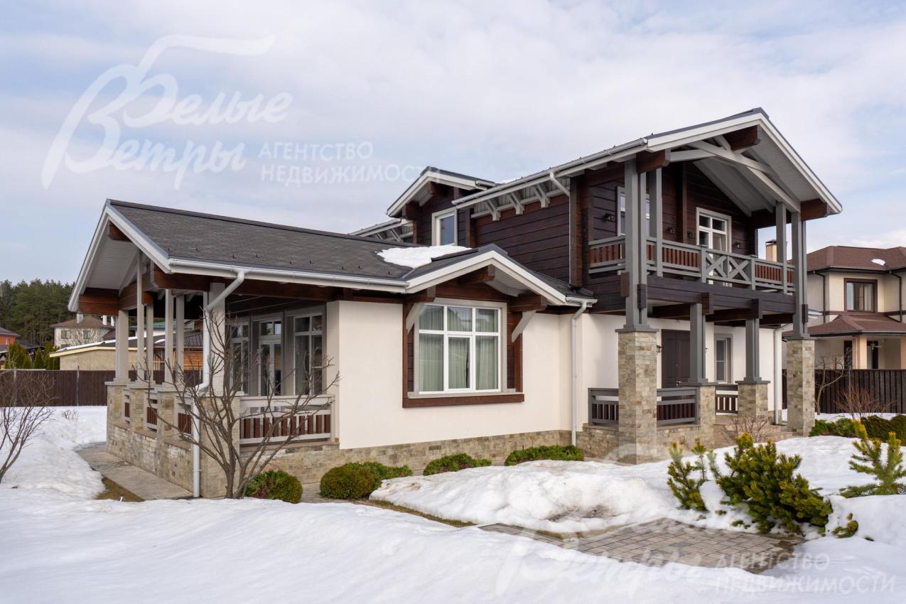 Дом с выразительной архитектурой в духе современного шале комбинированного конструктива: второй этаж — из премиального клеёного бруса