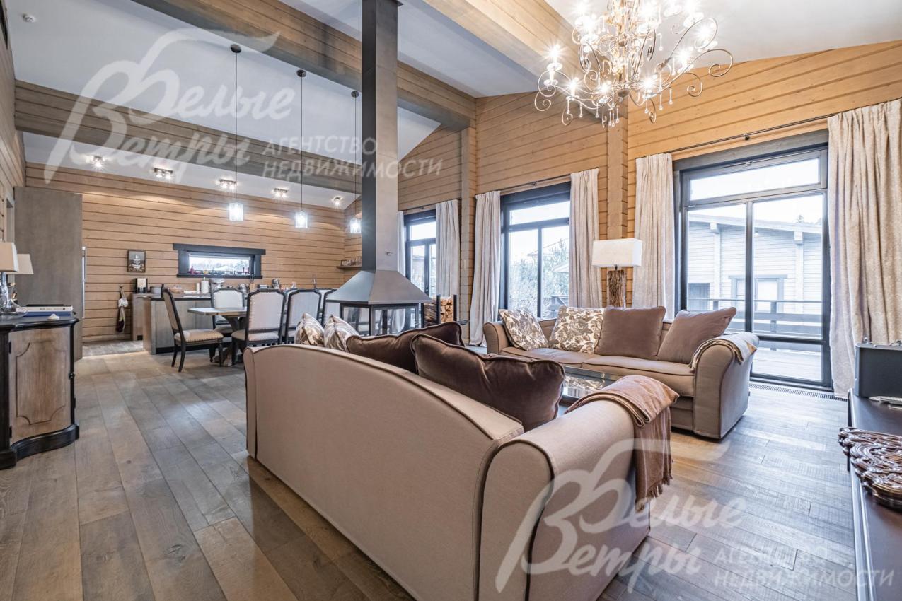 Высота потолков в гостиной - от 3.5 до 4.8 м