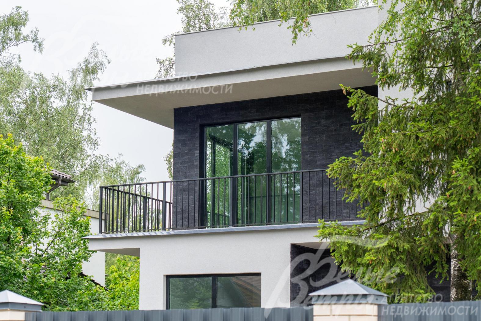 Панорамный балкон на втором этаже