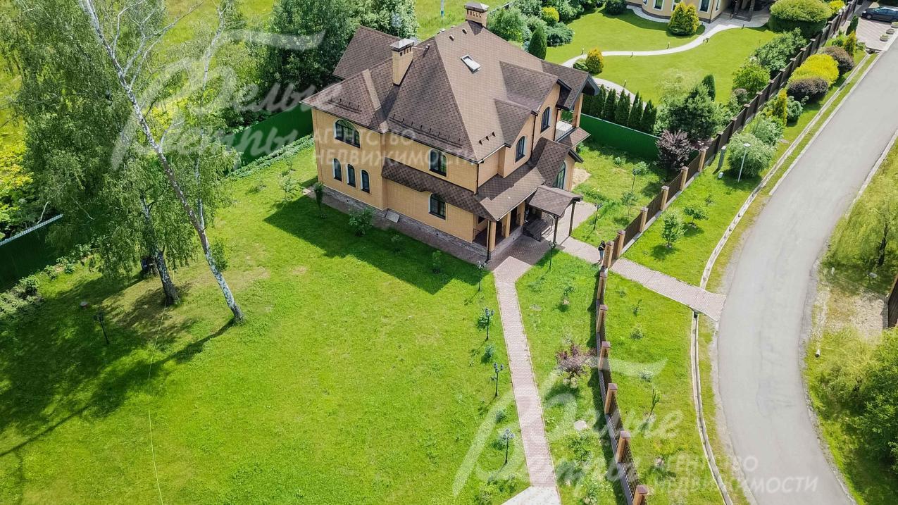 Большой ухоженный участок с газоном