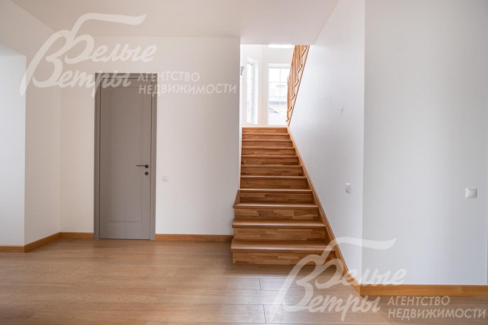 Лестница монолитная с деревянными ступенями.