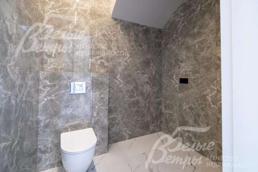 Санузел первого этажа, красивый керамогранит. 