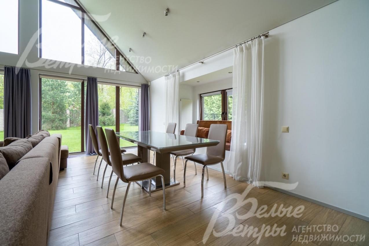 Зона столовой с обеденной группой на 8 персон.