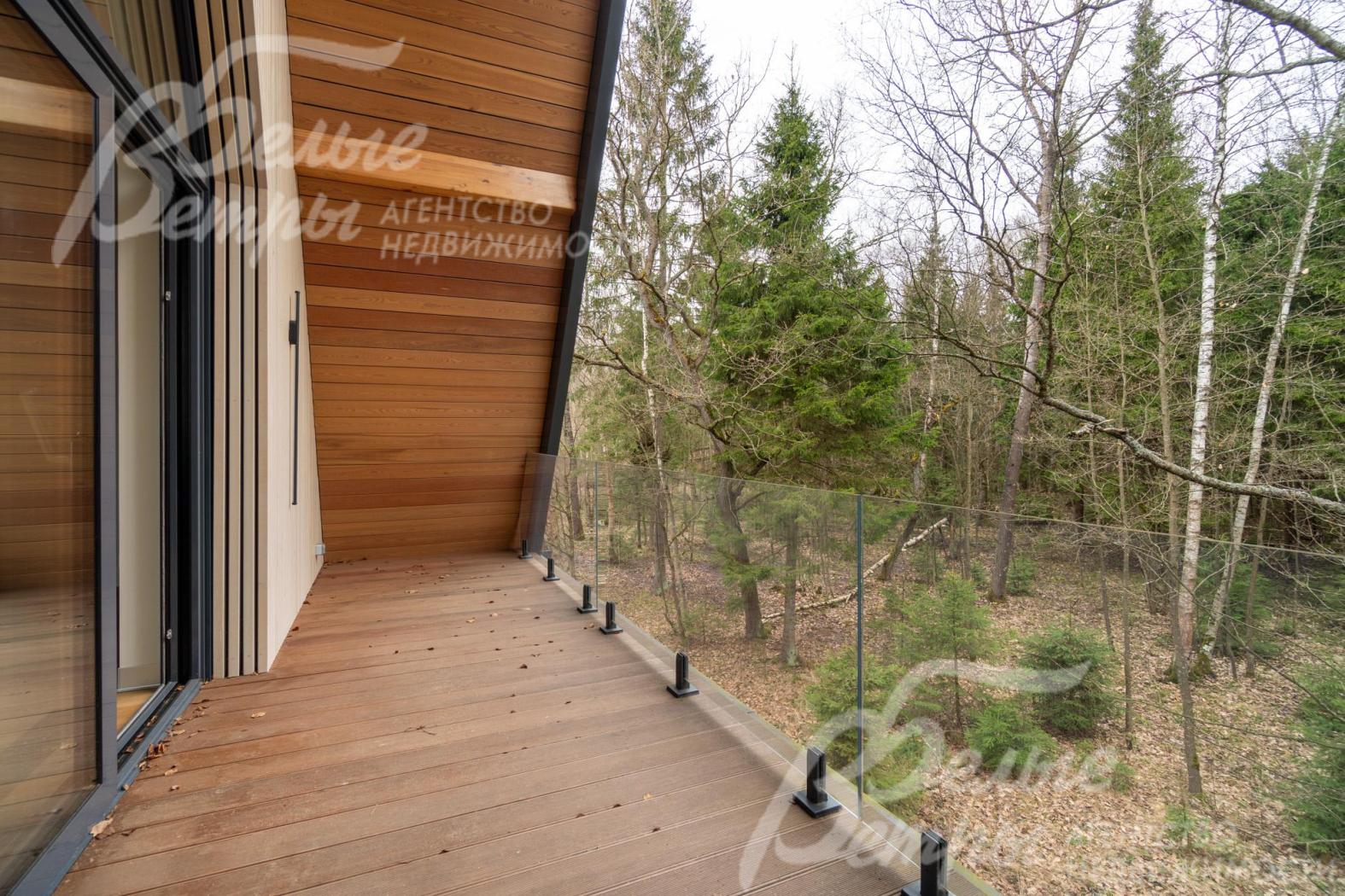 Из мастер-спальни - выход на собственный балкон с живописным видом на лес