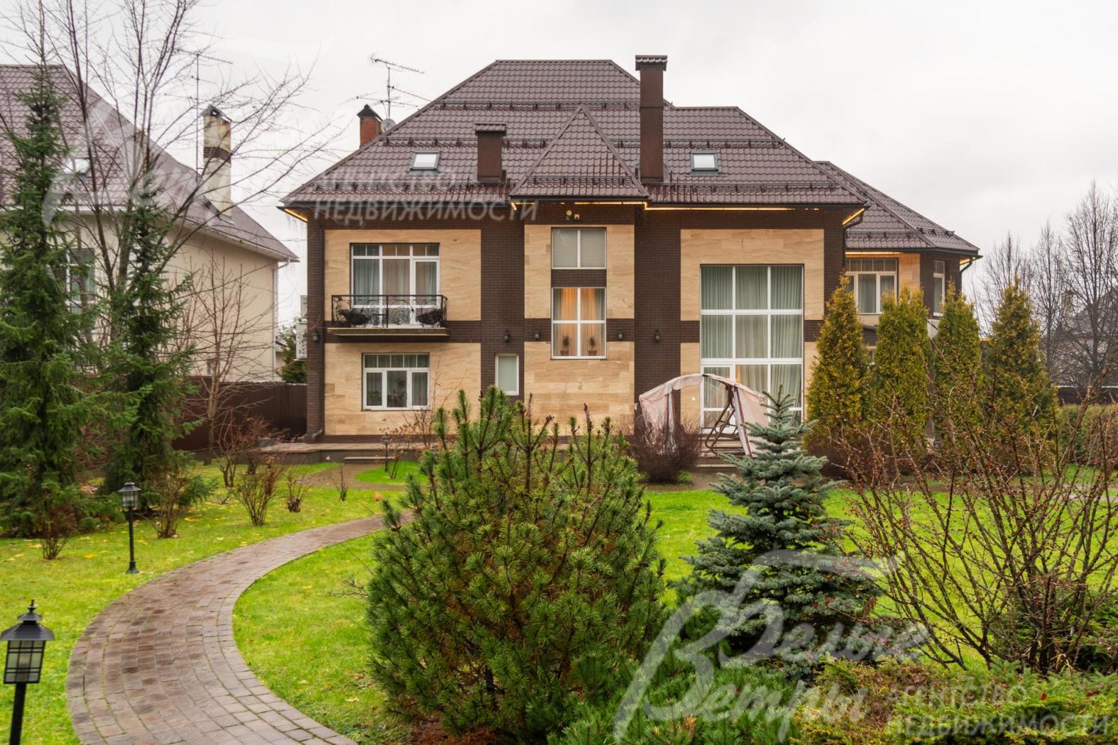 Участок располагается в тихом живописном месте в конце коттеджного посёлка