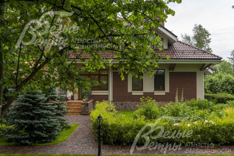 На территории участка - более 100 взрослых деревьев: дубы, сосны, ели, каштаны