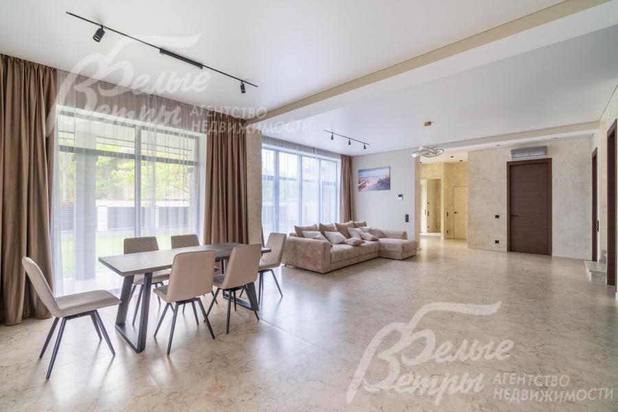 Объединённое пространство гостиной и столовой в едином стиле и цветовой гамме