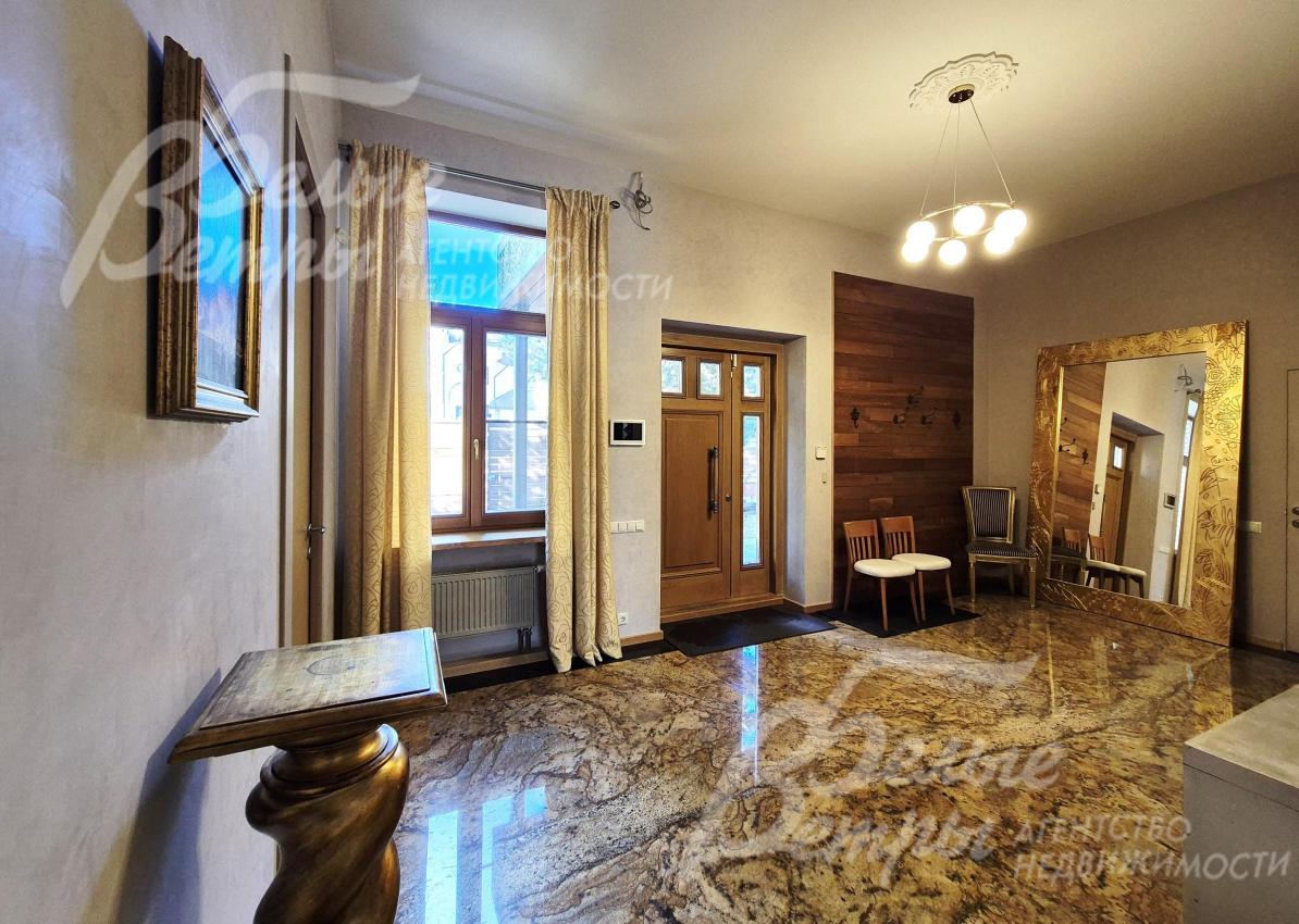 Гранитные слэбы на полу в холле первого этажа.