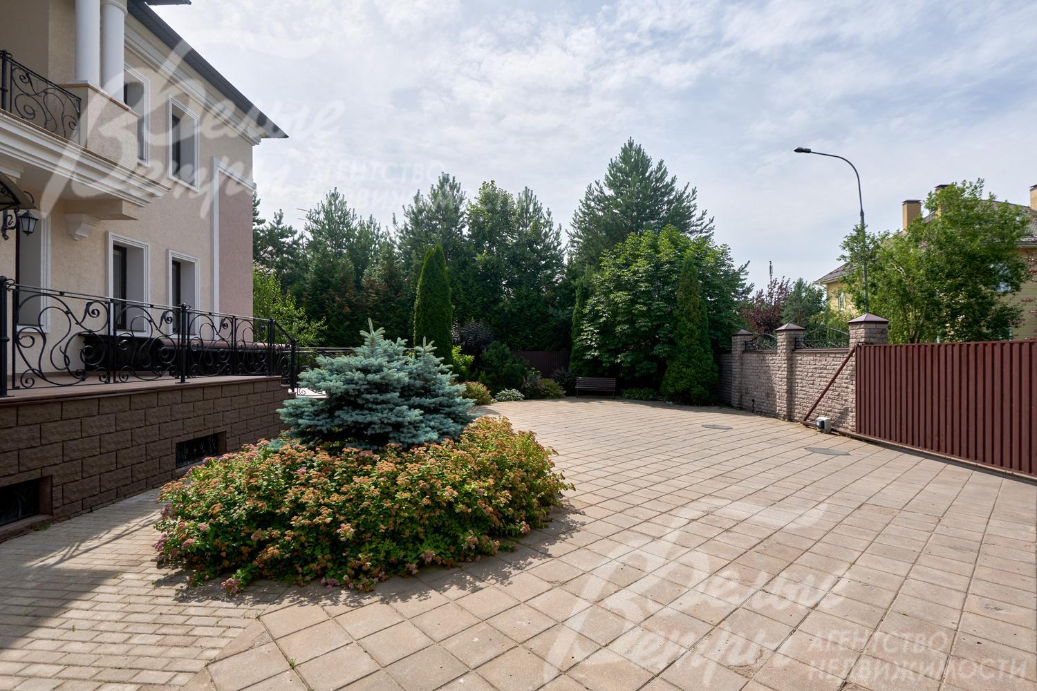 Перед домом сбоку - большая мощеная парковка