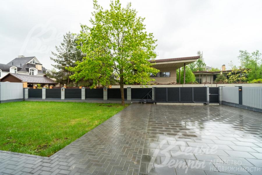 Зона подъезда до гаража выложена тротуарной плиткой на бетонном основании