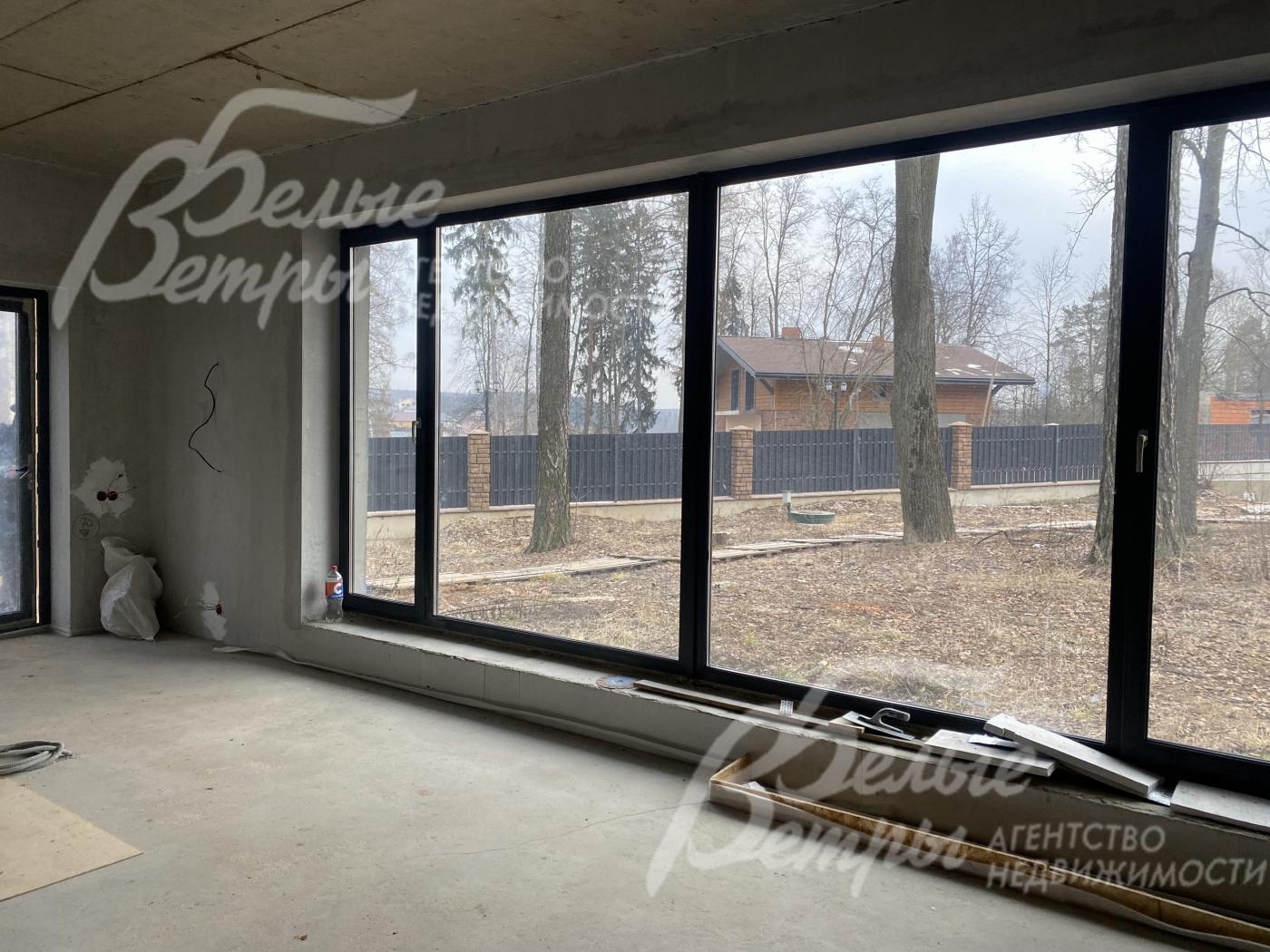 Большие панорамные окна в гостиной