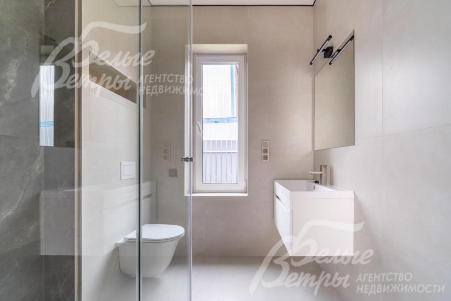 Санузлы отделаны плиткой и керамогранитом, установлена новая сантехника