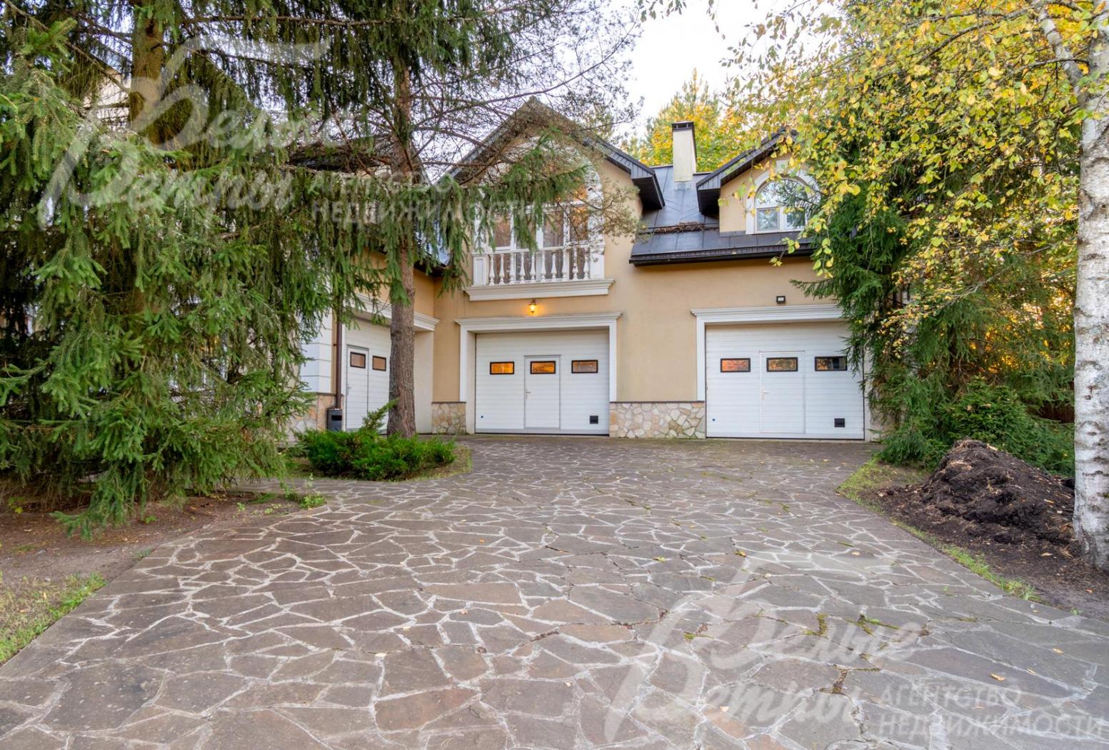 Первый этаж дома занимают гаражи на 7 машиномест.