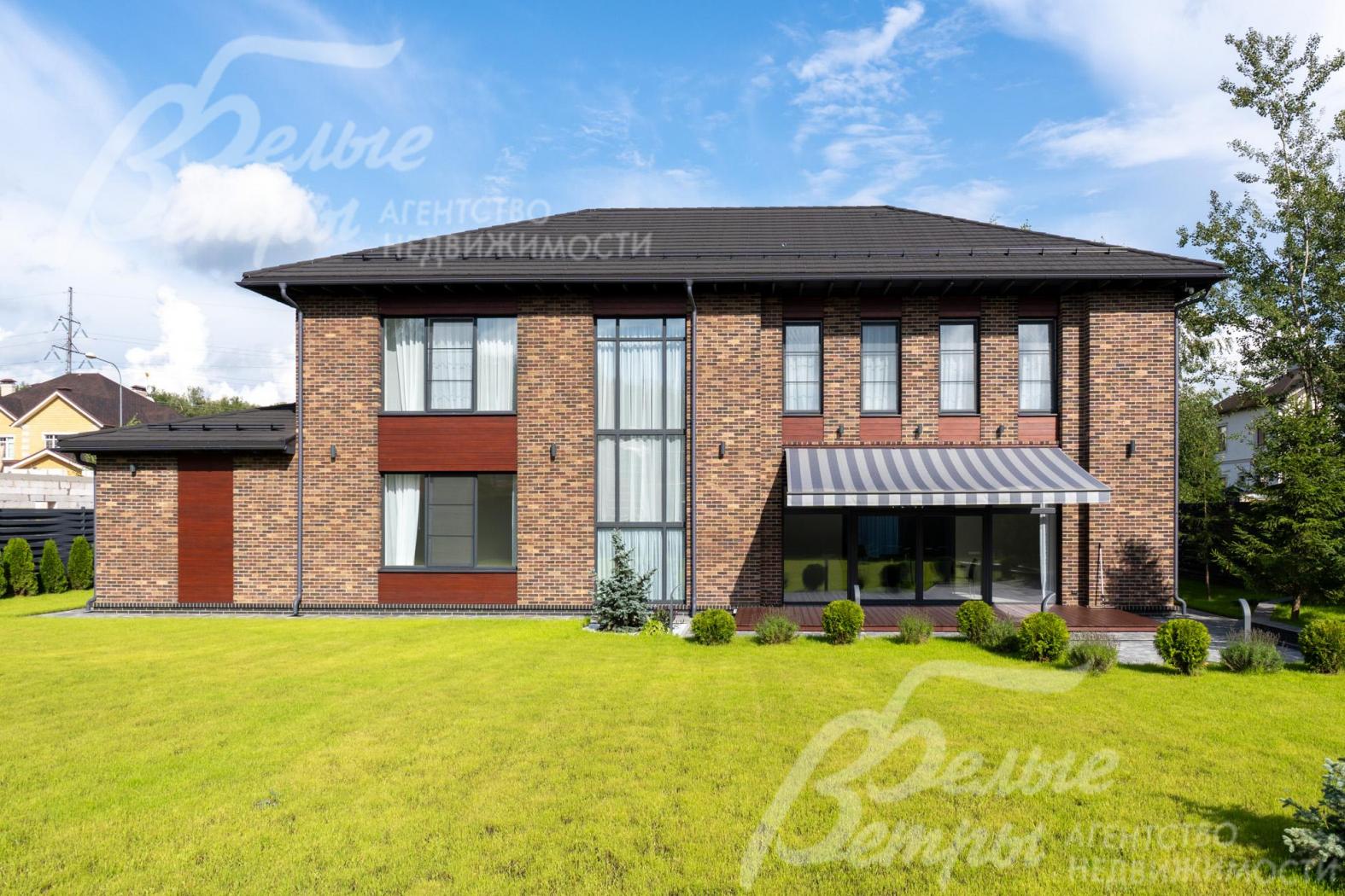 Меблированный дом с привлекательной современной архитектурой с элементами концепции Ф. Л. Райта