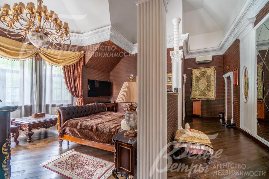 Пространство мастер-спальни включает компактный коридор, оформленный декоративной перегородкой и элегантными колоннами