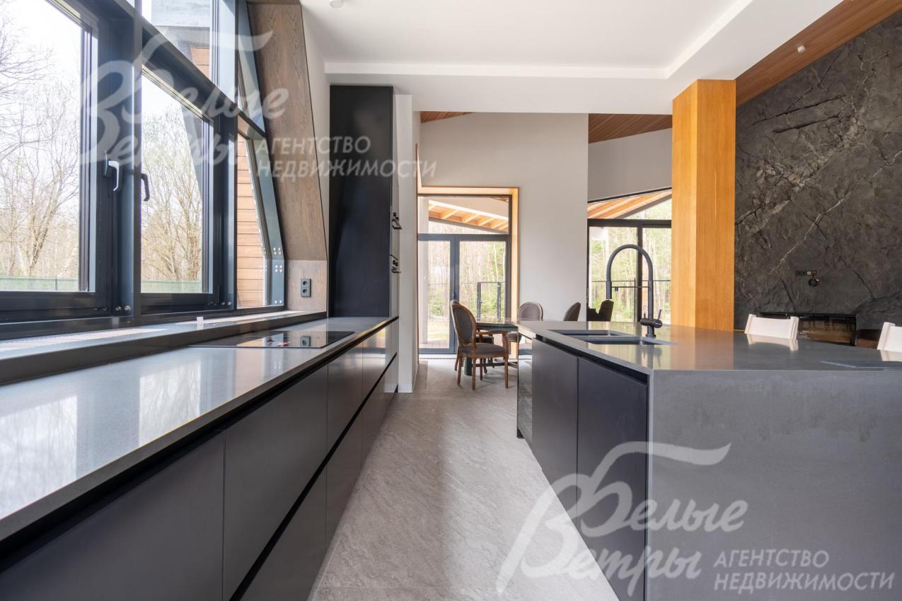 На кухне установлены премиальный гарнитур с островом и вся необходимая встроенная техника