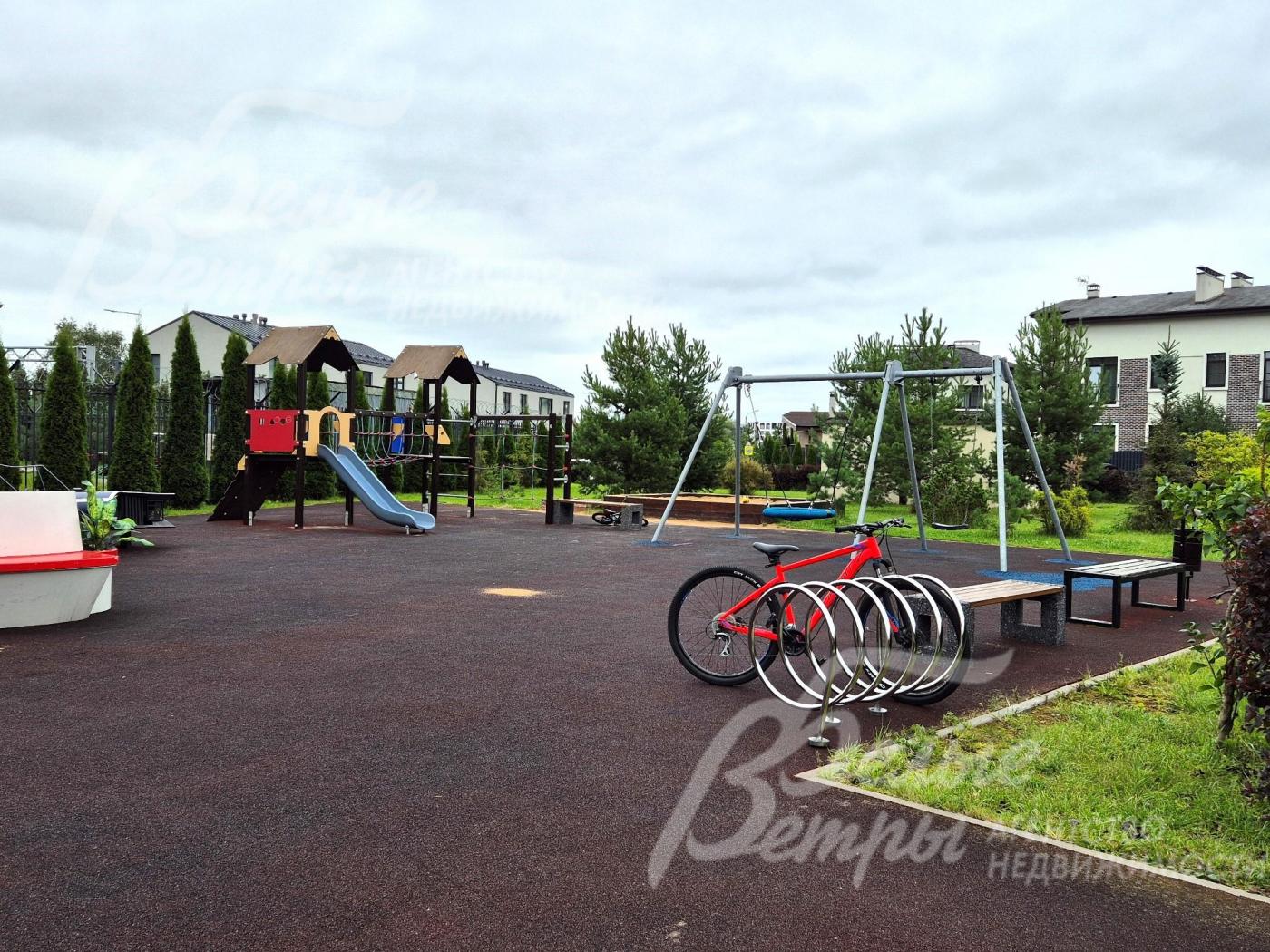 Спортивная площадка в поселке.