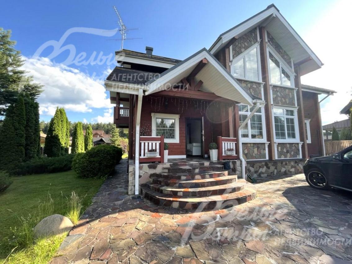 Парковочная площадка и крыльцо облицованы камнем