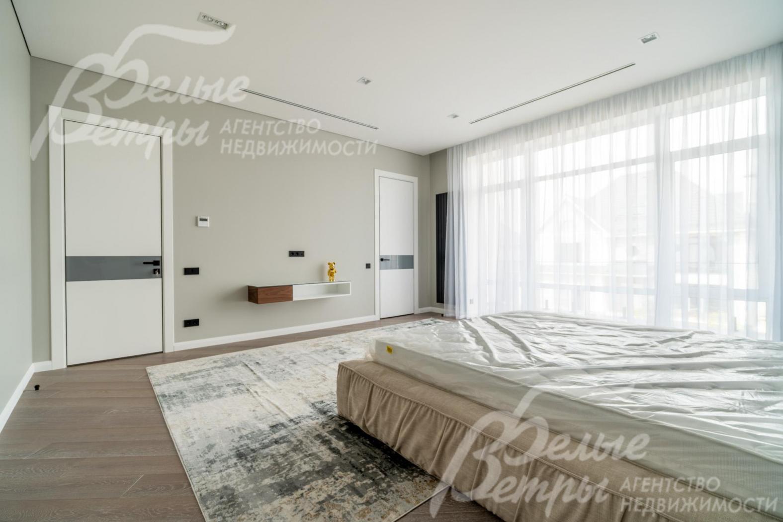 Межкомнатные двери высотой 2,4 м - с дизайнерской стеклянной вставкой (слева - выход из спальни, справа - вход в гардеробную и санузел)