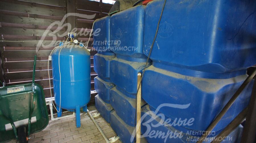 Резервный бак 1000 л воды в хозблоке